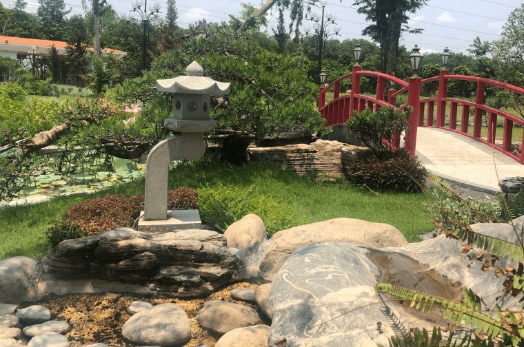 Đèn đá sân vườn