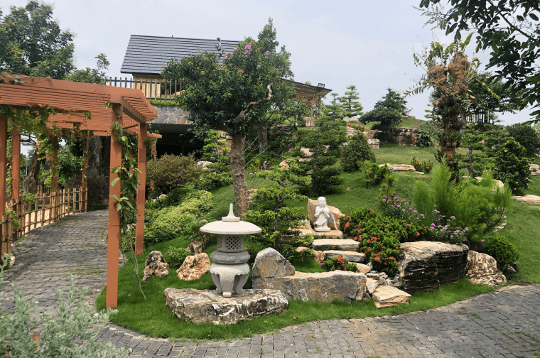 Đèn đá sân vườn đặt trên lối đi, đường dạo