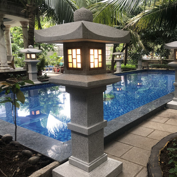 Đèn đá được bên cạnh hồ bơi