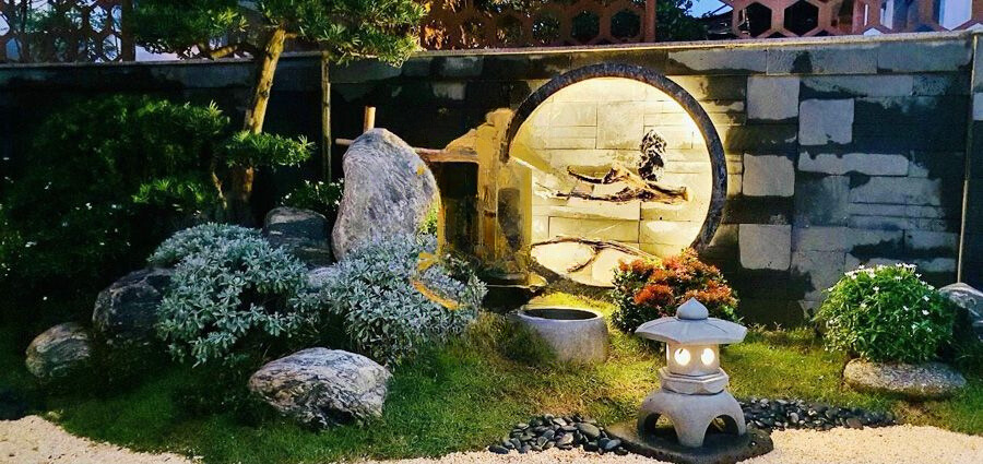 Đèn đá được tích hợp đèn LED làm cho khu vườn trở nên sống động hơn