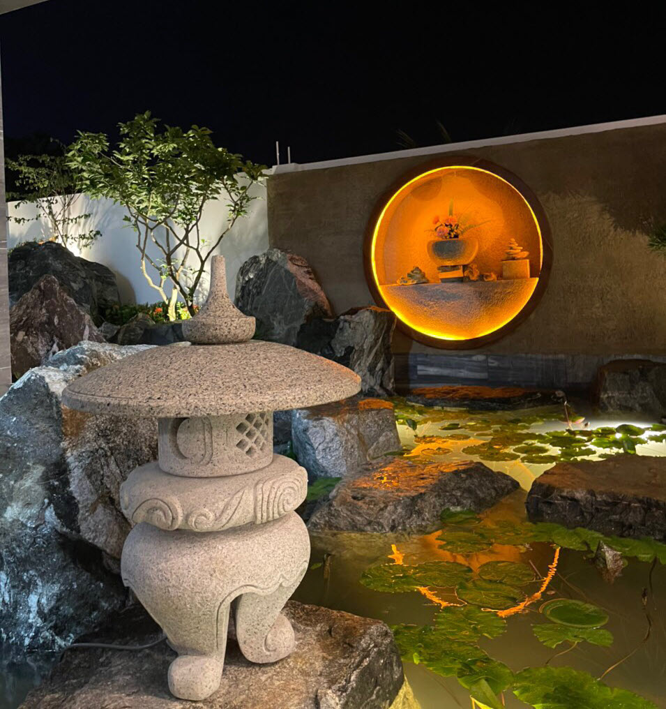 Đèn đá sân vườn giúp tạo nên không gian thư giãn 